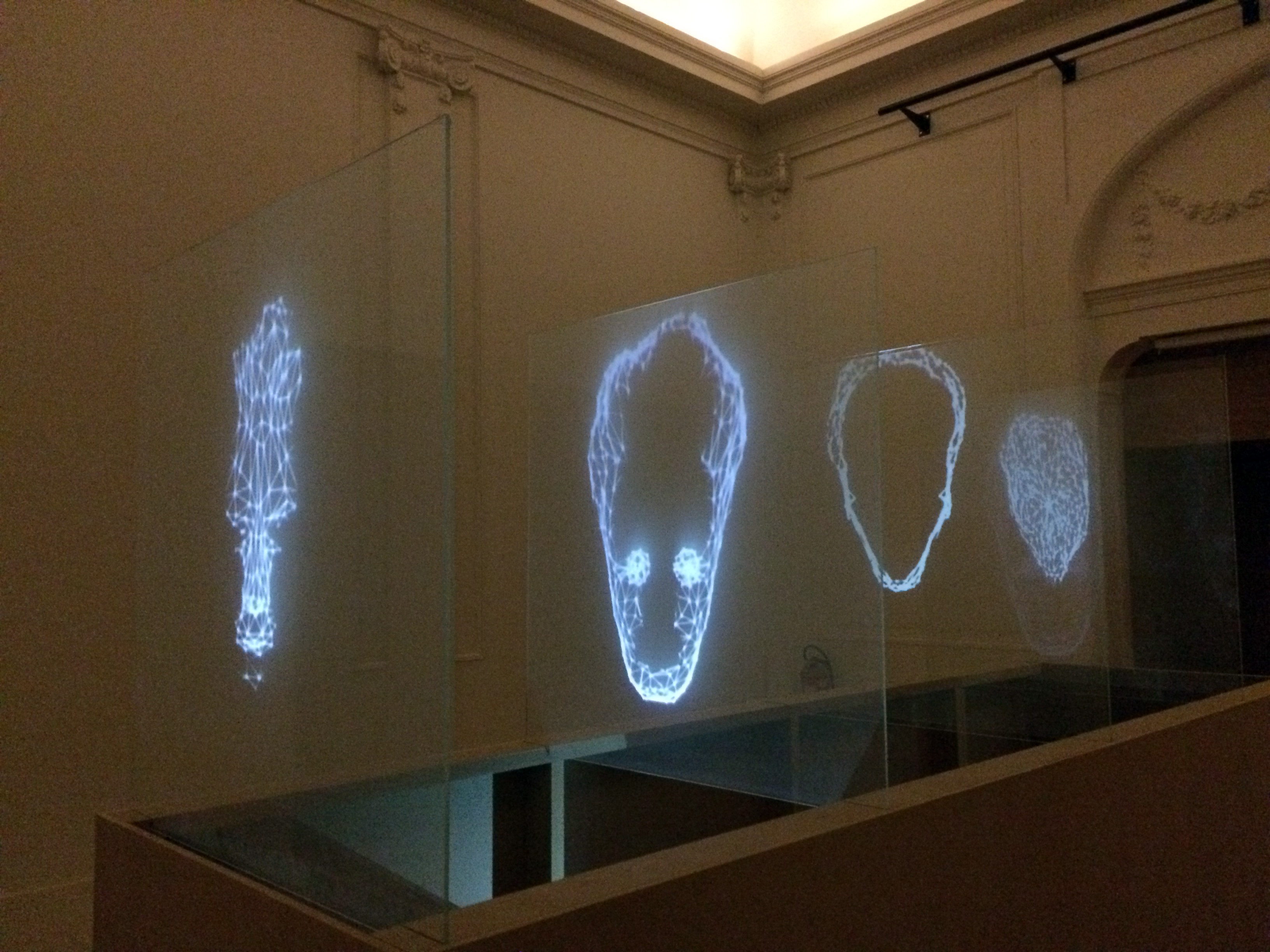 2015 exposition Sismothérapie Electrochocs Ronald Dagonnier Théâtre de Liège, salle des pieds légers   Émulation  Projection on 4 glass frames
